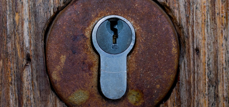 ¿Qué hacer ante una cerradura atascada?